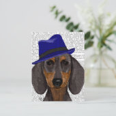 青いTrilbyを持つダックスフント ポストカード (スタンド正面)