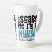 青おもしろいナース感謝していタイポグラフィモダンガーリー カフェラテマグ (右アングル)