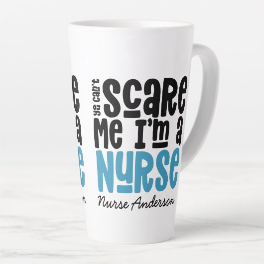 青おもしろいナース感謝していタイポグラフィモダンガーリー カフェラテマグ (右アングル)