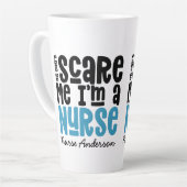 青おもしろいナース感謝していタイポグラフィモダンガーリー カフェラテマグ (左アングル)