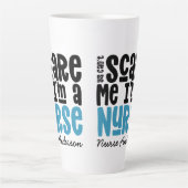 青おもしろいナース感謝していタイポグラフィモダンガーリー カフェラテマグ (正面)