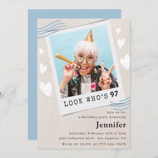 青おもしろいルック誰が97写真97歳の誕生日 招待状 (正面/裏面)