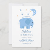 青おもしろい象と月。かわいい子供の男の子の誕生日 招待状 (正面)