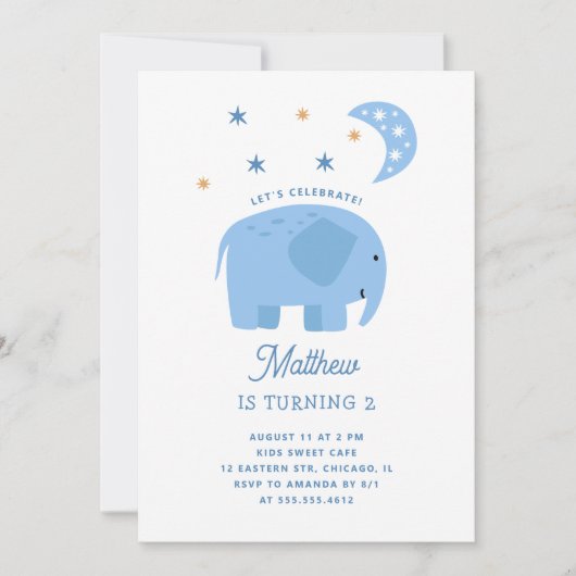 青おもしろい象と月。かわいい子供の男の子の誕生日 招待状 (正面)