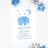 青おもしろい象と月。かわいい男の子の赤ちゃんシャワー 招待状