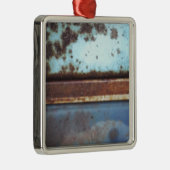 青およびティール(緑がかった色)の錆ついたトラックのクローズアップ メタルオーナメント (右)