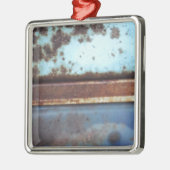 青およびティール(緑がかった色)の錆ついたトラックのクローズアップ メタルオーナメント (左)