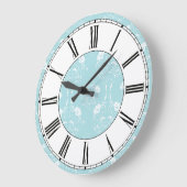 青および白いダマスク織の花柄パターン ラージ壁時計 (傾斜)