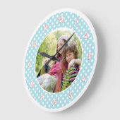 青および白い水玉模様のパーソナライズな写真 ラージ壁時計 (傾斜)