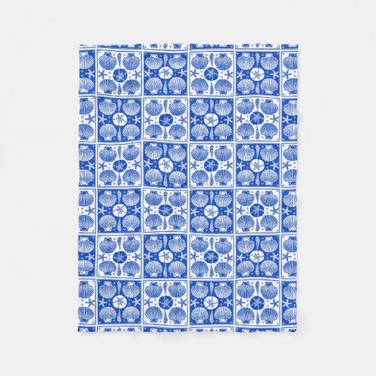 青および白い貝殻のビーチのブロックパターン フリースブランケット (正面)
