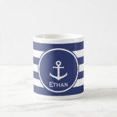 青および白のストライプを持つ白いいかり コーヒーマグカップ (中央)