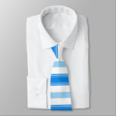 青および白のストライプ ネクタイ (タイ)