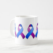 青および紫色の認識度のリボンのマグ コーヒーマグカップ (正面左)