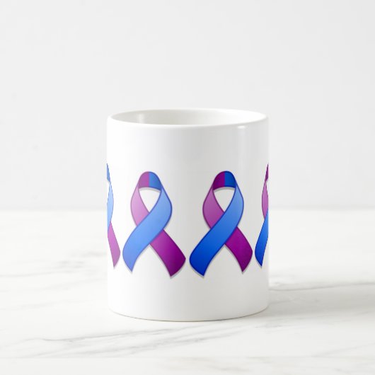 青および紫色の認識度のリボンのマグ コーヒーマグカップ (中央)