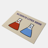 青および赤いハートのビーカー科学はここに住んでいます ドアマット (アングル)