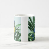 青および金ゴールドのコンゴウインコのマグ コーヒーマグカップ (中央)