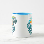 青および金ゴールドのコンゴウインコの種族の入れ墨 マグカップ (中央)