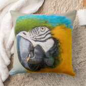 青および黄色のコンゴウインコのポートレート クッション (ブランケット)