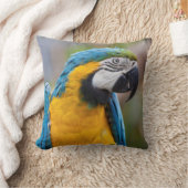 青および黄色のコンゴウインコの枕 クッション (ブランケット)