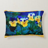 青および黄色の春の花の枕 アクセントクッション (正面)