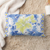 青および黄色の花柄によって縁どられる枕 ランバークッション (ブランケット)
