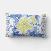 青および黄色の花柄によって縁どられる枕 ランバークッション (裏面)