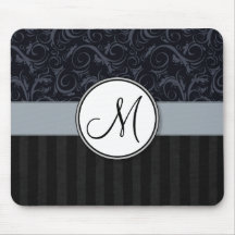 青および黒い花の小束はモノグラムと、縞で飾ります