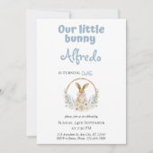 青かわいいイースターバニーベビー誕生日 招待状 (正面)