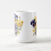 青かわいらし紫の黄色のパンジーの花 コーヒーマグカップ (中央)