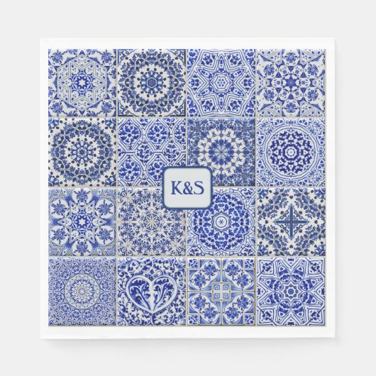 青かわいらし色と白の絵を描タイルとイニシャル スタンダードランチョンナプキン (正面)