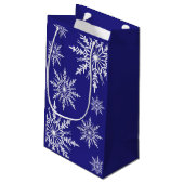 青く幸せな休日の白い冬の雪片 スモールペーパーバッグ (裏面アングル)