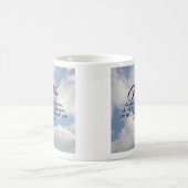 青く曇った空の写真は聖書の一節を恐れない コーヒーマグカップ (中央)