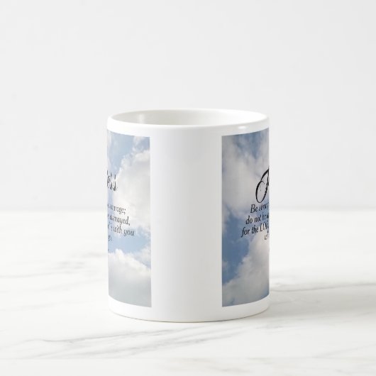 青く曇った空の写真は聖書の一節を恐れない コーヒーマグカップ (中央)