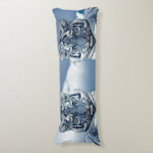 青く白いトラ ボディピロー (正面縦)