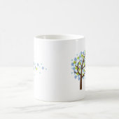青く風が強い木のフクロウ コーヒーマグカップ (中央)