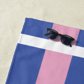 青く、ピンク及び黄色いの小屋のストライブ柄のモノグラム、 ビーチタオル (インサイチュ)