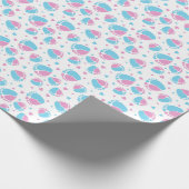 青く、ピンク色のベビーの足そしてハート ラッピングペーパー (角)