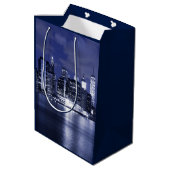 青で浸るニューヨークのスカイライン ミディアムペーパーバッグ (裏面アングル)