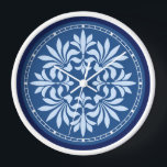 青で飾華美り立てたヴィンテージ 壁時計<br><div class="desc">この青かわいらしと明るい青の丸い壁の時計のデザインは、ヴィンテージアールデコ/アールヌーボー初期20世紀のモチーフの外観を持つ。葉のような花模様はライトブルーで、時間を示す小さな正方形の白い円と濃いブルーのエッジで囲まれている。壁に美エレガントしく華美見える二音のデザイン。</div>