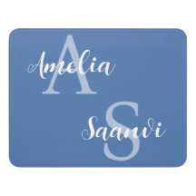 青で2つの名前を付けたドームルームドアの看板