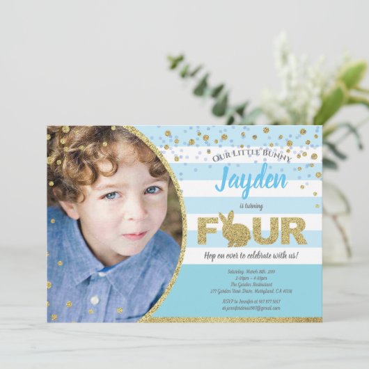 青で4人目の誕生日の写真の招待状を書いたバニー 招待状 (スタンド正面)