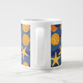 青とオレンジのシーシェルパターン ジャンボコーヒーマグカップ (裏面)