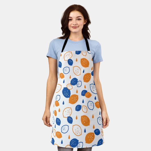 青とオレンジのレモンパターンよくはしゃぐフルーツをテーマにした エプロン (着用した状態)
