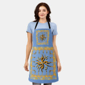 青とオレンジの部族プリント エプロン (着用した状態)