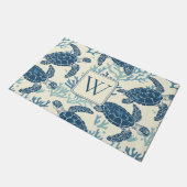 青とクリームのウミガメのモノグラム ドアマット (アングル)