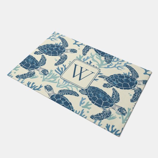 青とクリームのウミガメのモノグラム ドアマット (アングル)