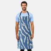 青とクリームモダン抽象芸術の波線パターン エプロン (着用した状態)