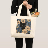 青とクリーム色の花々から顔を出す黒猫 ラージトートバッグ (正面(商品))