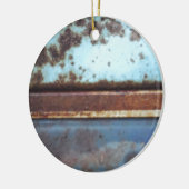 青とティール（緑がかった色）の錆びたトラックのクローズアップ セラミックオーナメント (左)