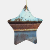 青とティール（緑がかった色）の錆びたトラックのクローズアップ セラミックオーナメント (右)